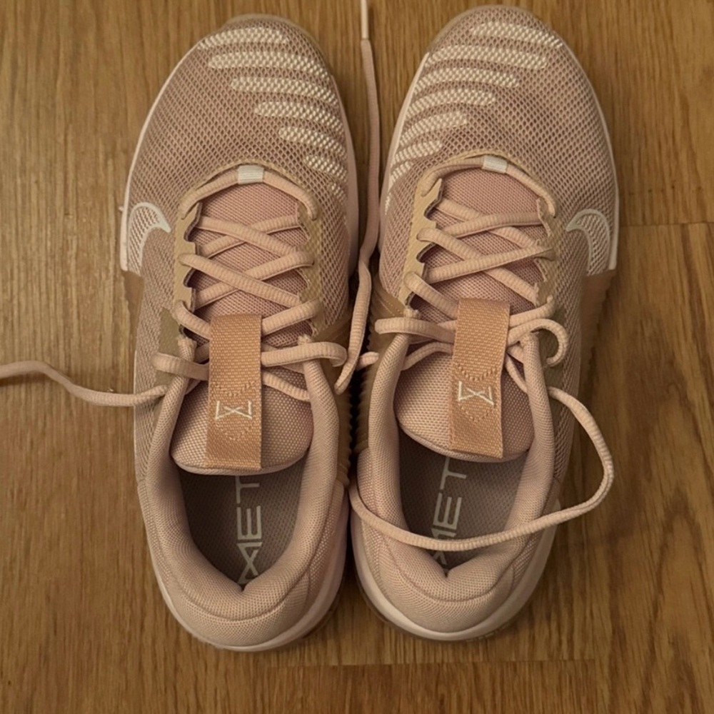 Nike Women's Blush Pink Athletic Shoes Sz 9 - Picture 3 of 5